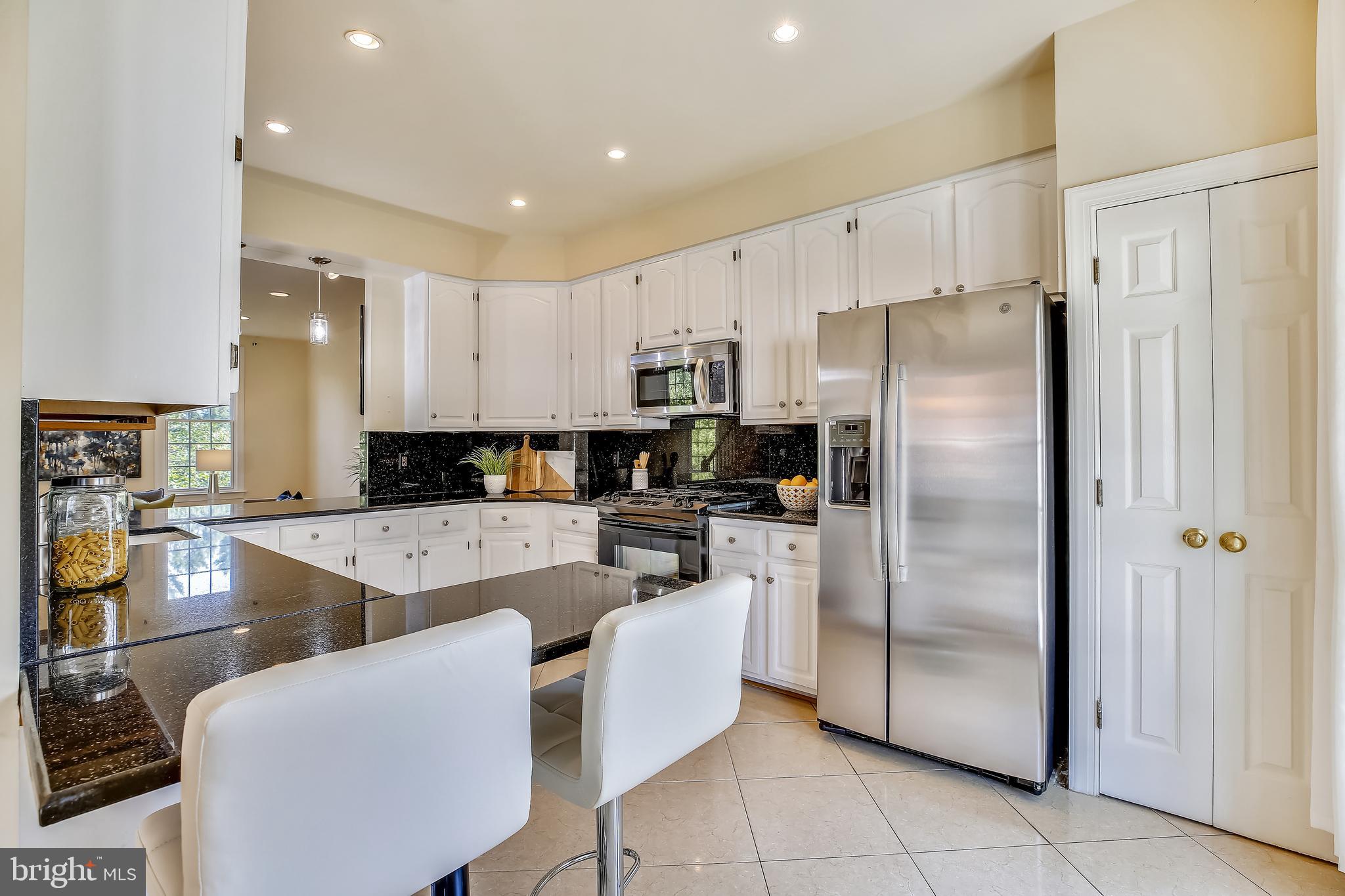 520 Tschiffely Square Road Gaithersburg, MD 20878 - Photo 12 of 39 Kitchen w/granite-topped breakfast bar