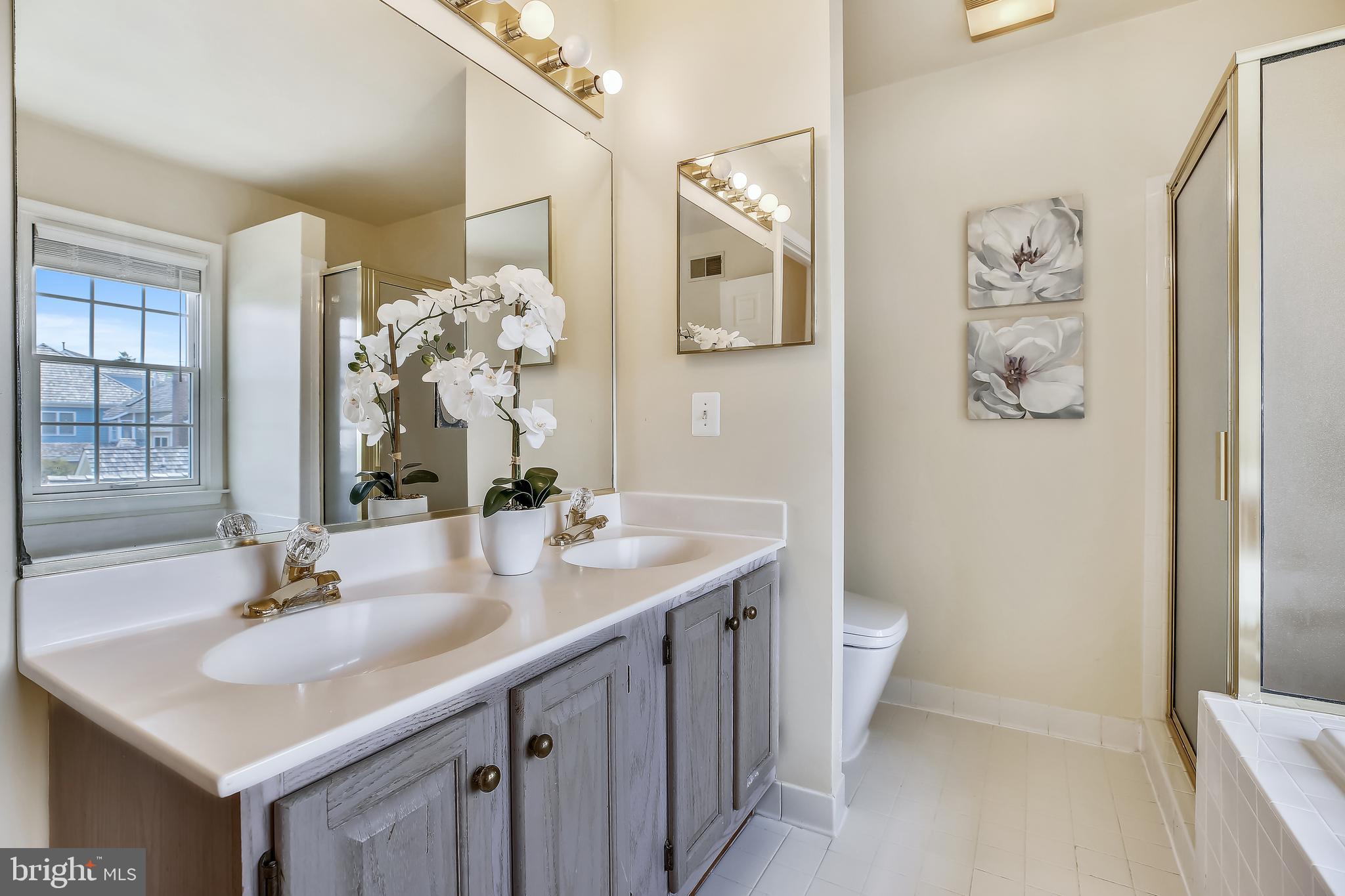 520 Tschiffely Square Road Gaithersburg, MD 20878 - Photo 17 of 39 En-suite primary bath w/double-sink vanity