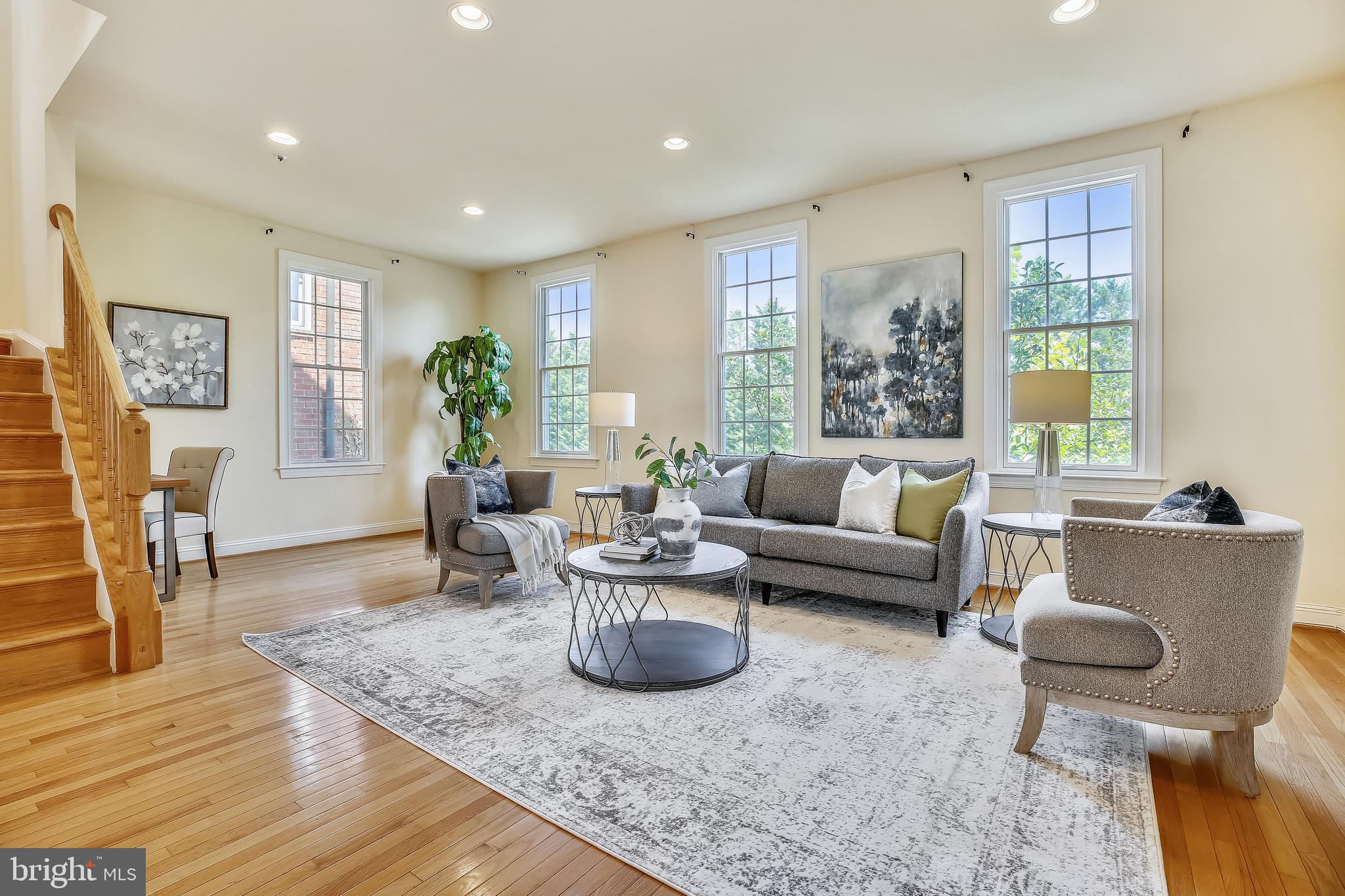 Large living room w/hardwood & recessed lighting