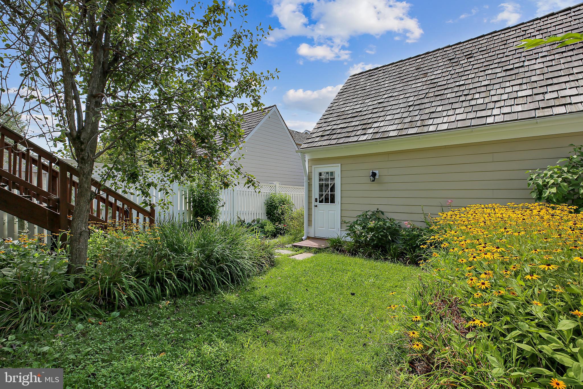 520 Tschiffely Square Road Gaithersburg, MD 20878 - Photo 36 of 39 Yard and two-car garage