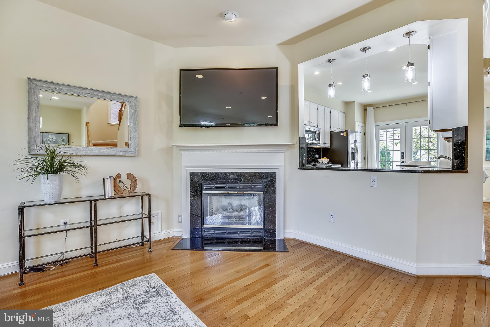 Large living room w/gas fireplace