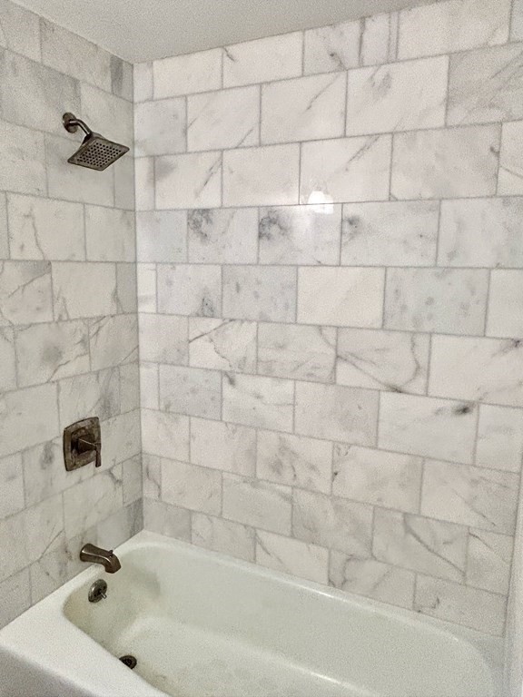196 Swanson Road, Unit 510 Boxborough, MA 01719 - Photo 7 of 20 a bathroom with a bathtub
