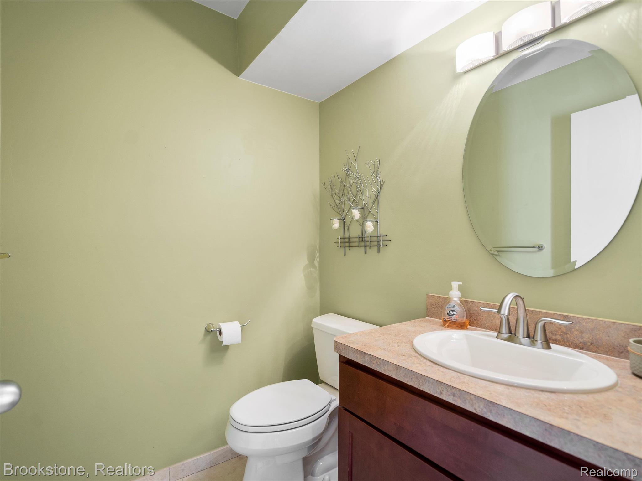 564 Victoria Rochester, MI 48307 - Photo 8 of 40 Half bath