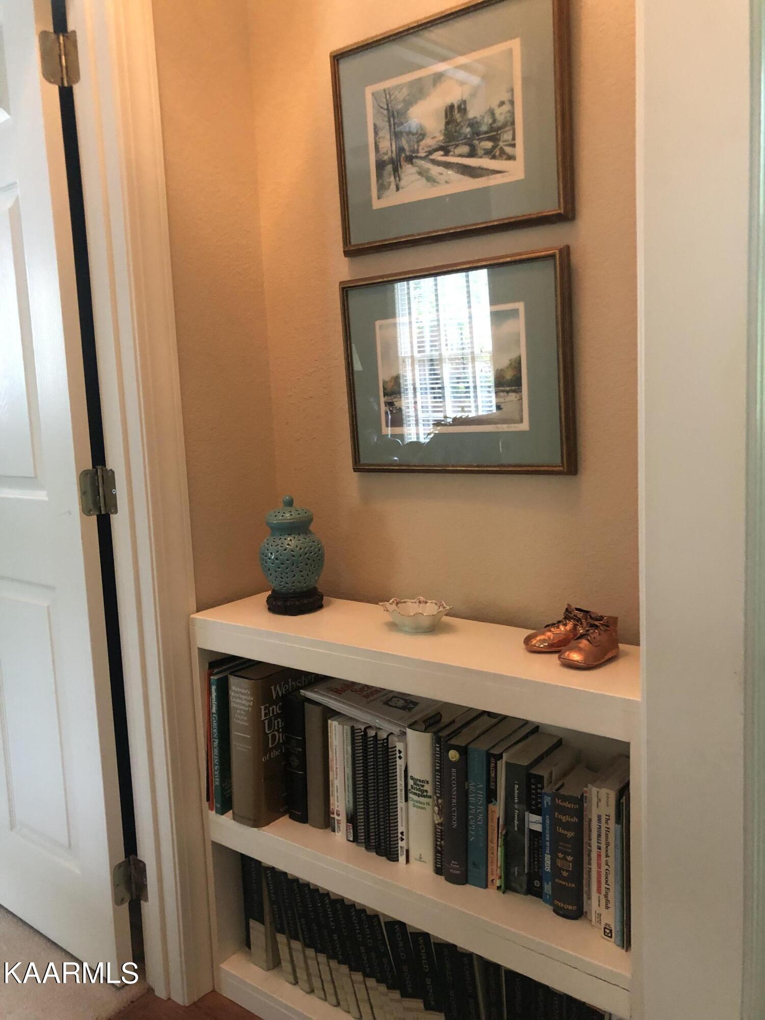 205 Connors Circle Oak Ridge, TN 37830 - Photo 17 of 42 Built In Bookshelves