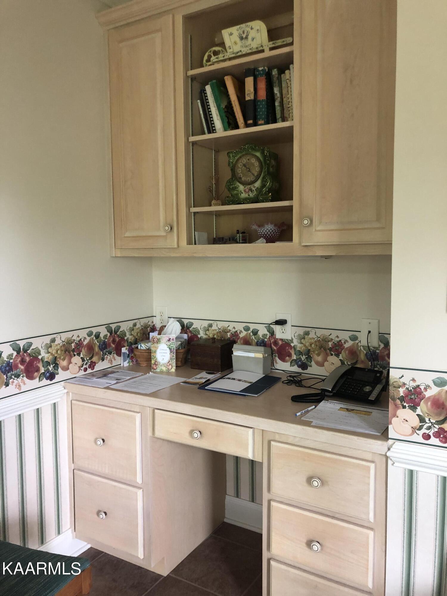 205 Connors Circle Oak Ridge, TN 37830 - Photo 9 of 42 Built In Kitchen Desk