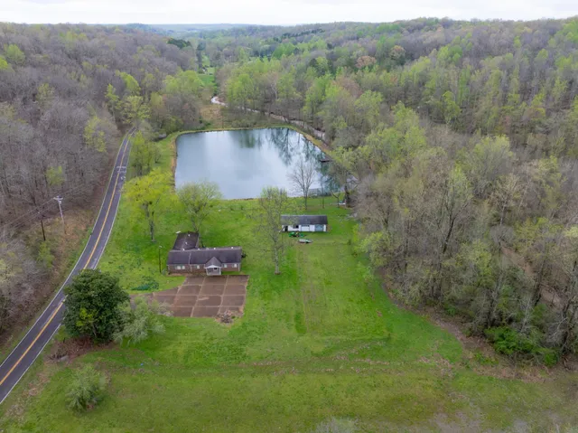 a view of a back yard