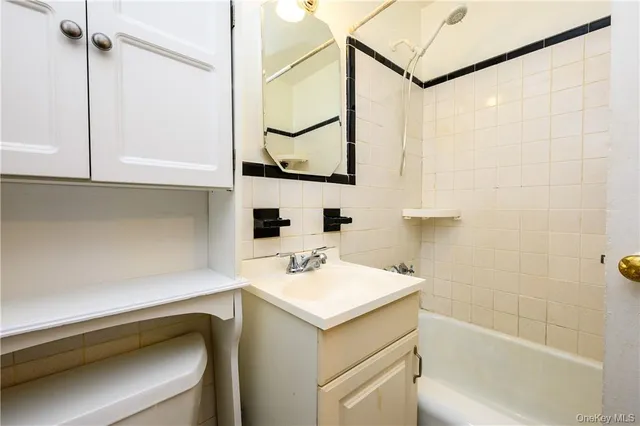 $1,650 | 3 Sadore Lane, Unit 2D, Yonkers, NY 10710