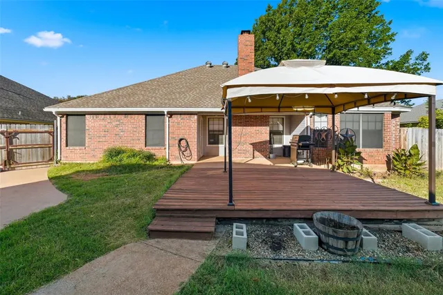 a house view with a outdoor space