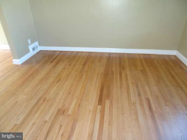 4031 Grantley Road Baltimore, MD 21215 - Photo 20 of 29 Living Room