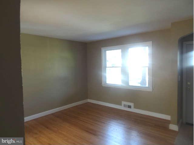 4031 Grantley Road Baltimore, MD 21215 - Photo 3 of 29 Living Room