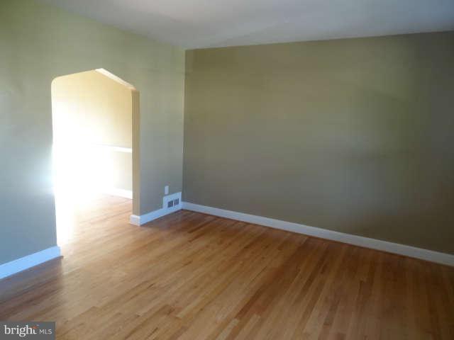 4031 Grantley Road Baltimore, MD 21215 - Photo 7 of 29 Living Room