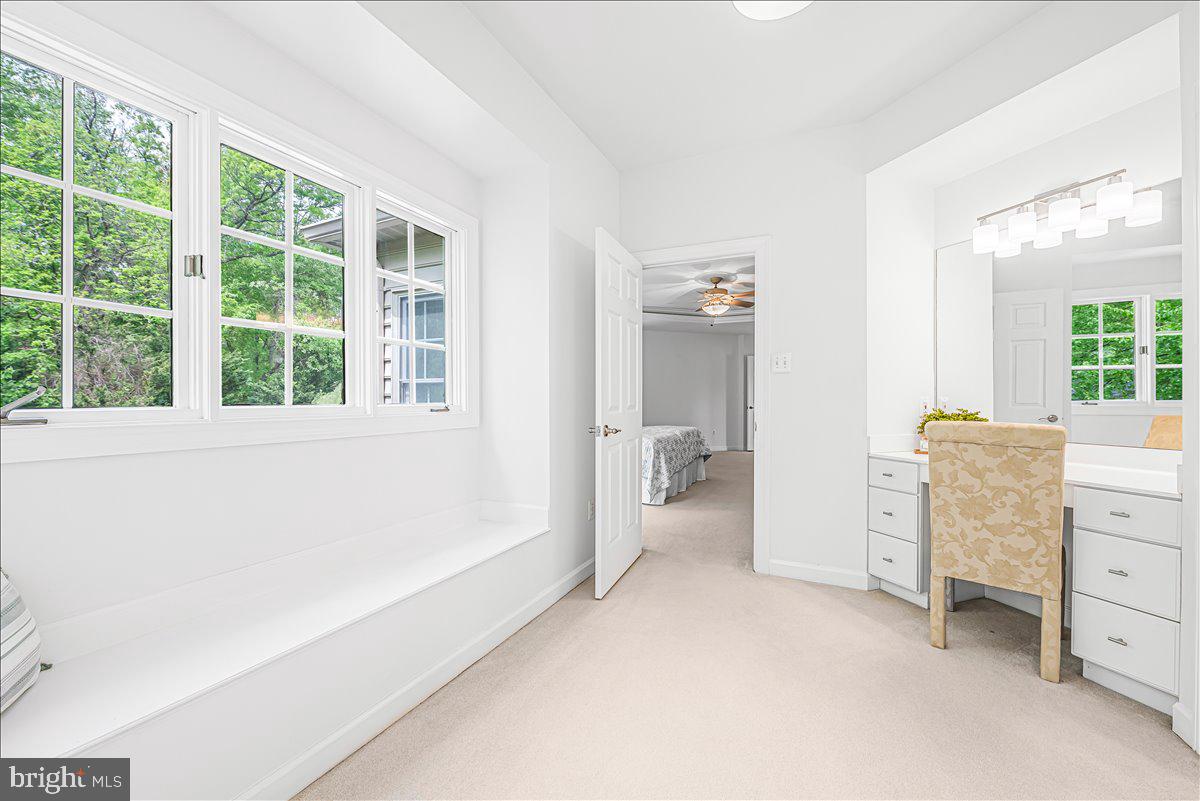 9653 Watkins Road Gaithersburg, MD 20882 - Photo 45 of 70 Dressing room with built in bench