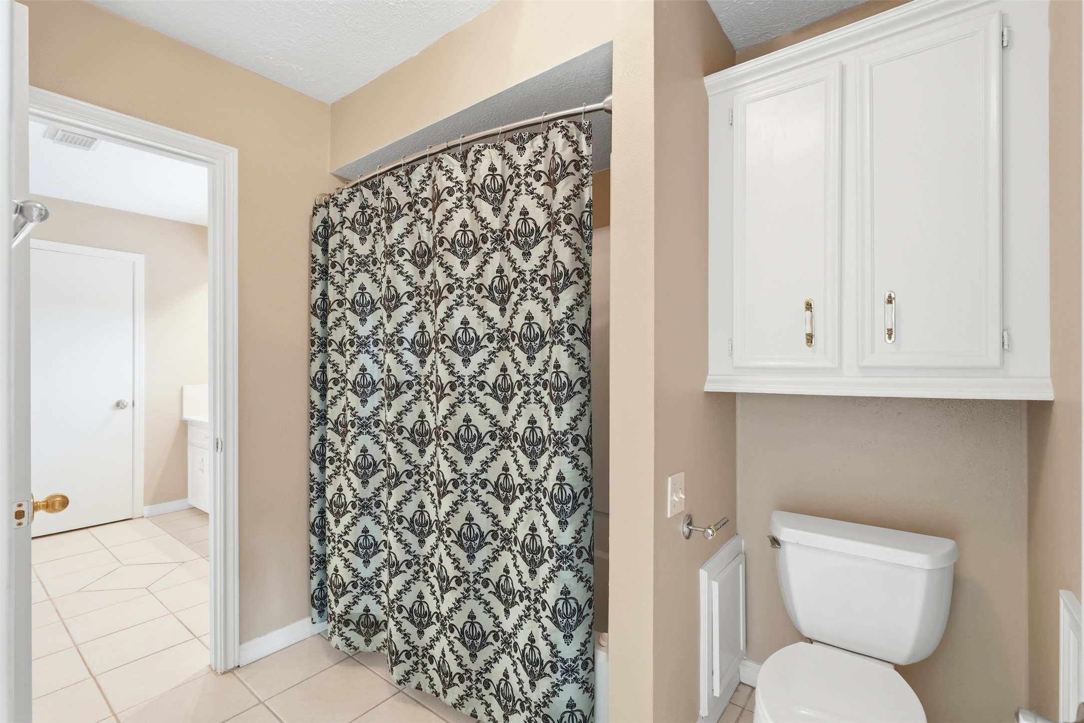 8310 Mentmore Drive Spring, TX 77379 - Photo 38 of 47 This room connects to the upstairs bathroom vanity with dual sinks.