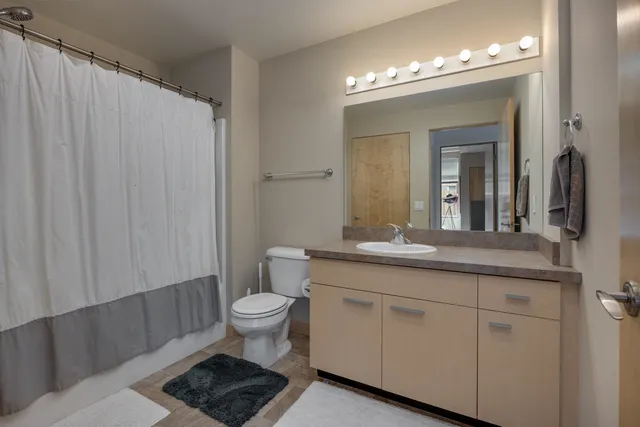 $1,900 | 309 West Washington Avenue, Madison, WI 53703