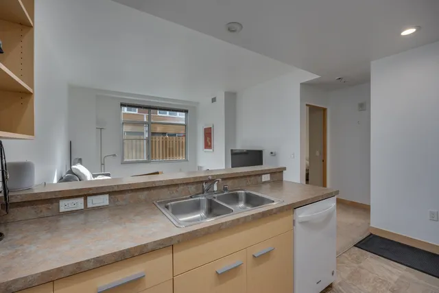 $1,900 | 309 West Washington Avenue, Madison, WI 53703