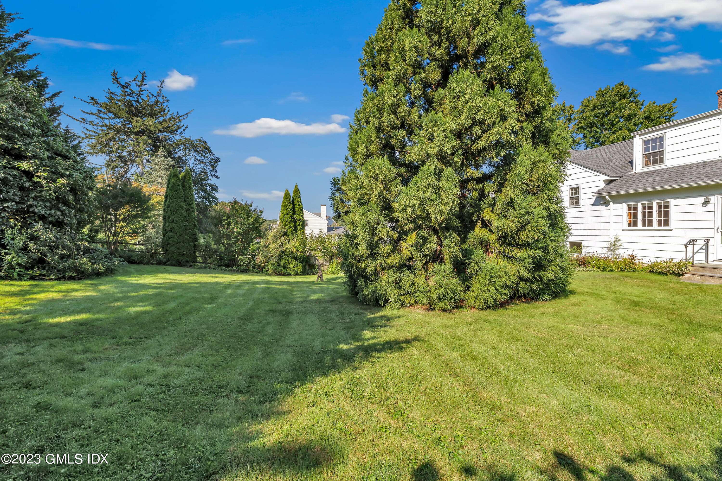 20 Bayside Terrace Riverside, CT 06878 - Photo 28 of 30 a view of a garden with a house