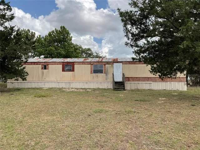 a view of a backyard