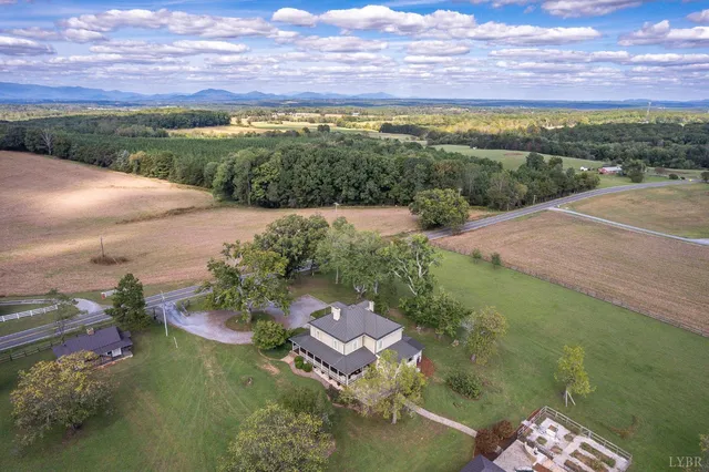 $1,050,000 | 14431 Wyatts Way, Huddleston, VA 24104