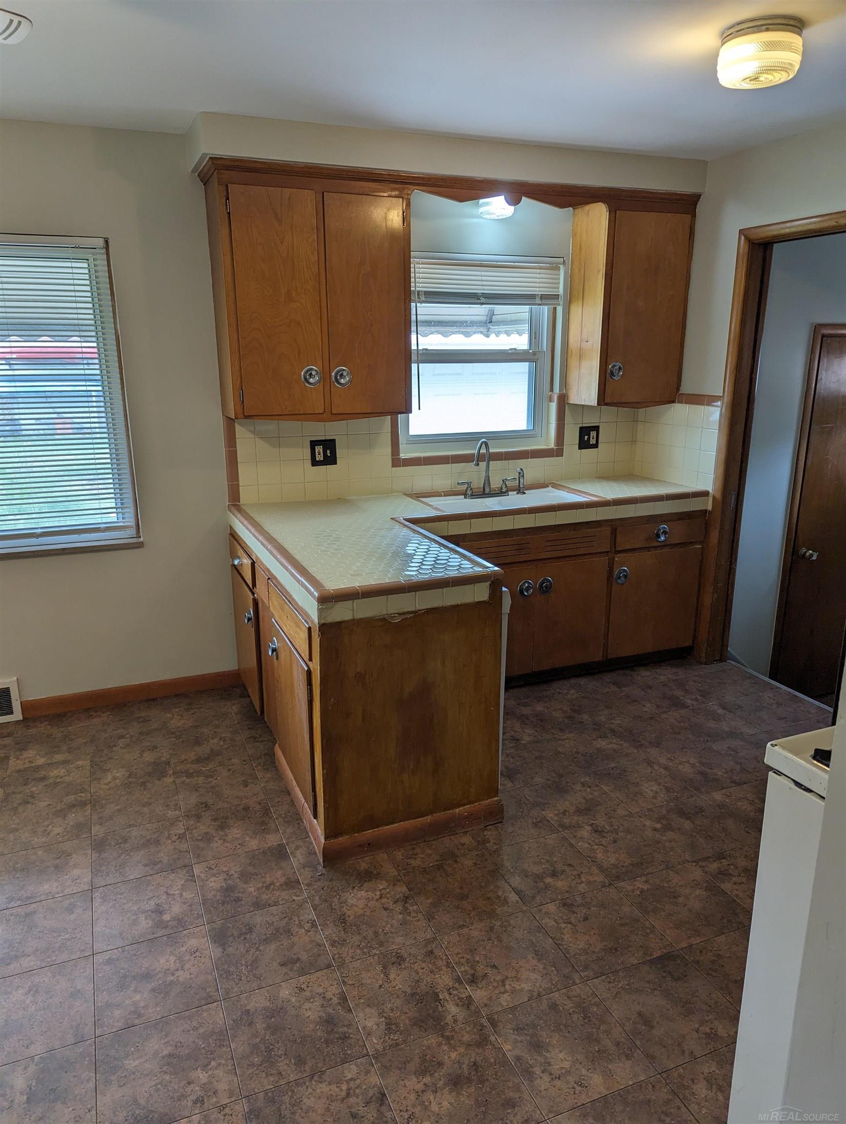 24685 Ridgecroft Avenue Eastpointe, MI 48021 - Photo 4 of 12 50155688-0CF4B350-D710-4D66-AFF8-D4AD1D691C89.JPG