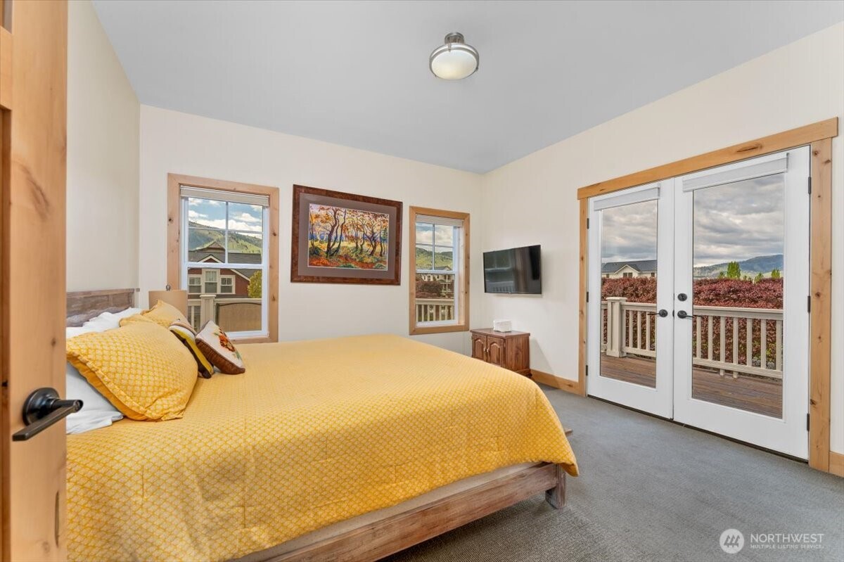 108 Jackrabbit Lane Chelan, WA 98816 - Photo 18 of 40 a bedroom with a large bed and flat screen tv