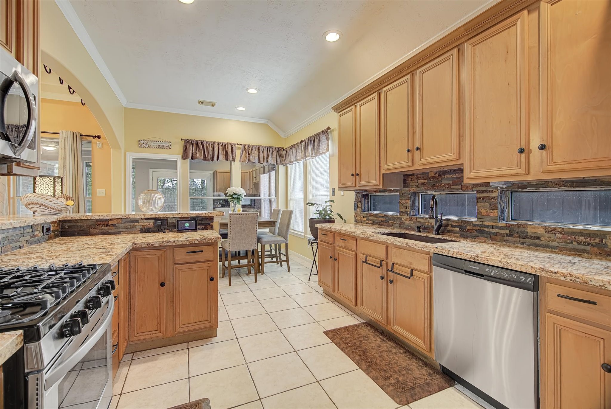 4207 Joshua Circle Houston, TX 77014 - Photo 9 of 41 Kitchen