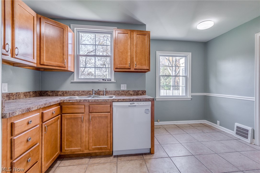 794 Quilliams Road Cleveland, OH 44121 - Photo 8 of 23