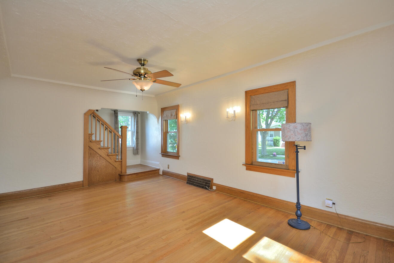 357 North 60th Street Milwaukee, WI 53213 - Photo 6 of 36 Living Room