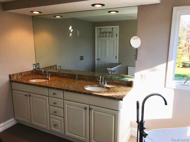 348 Oakbridge Drive Rochester, MI 48306 - Photo 18 of 35