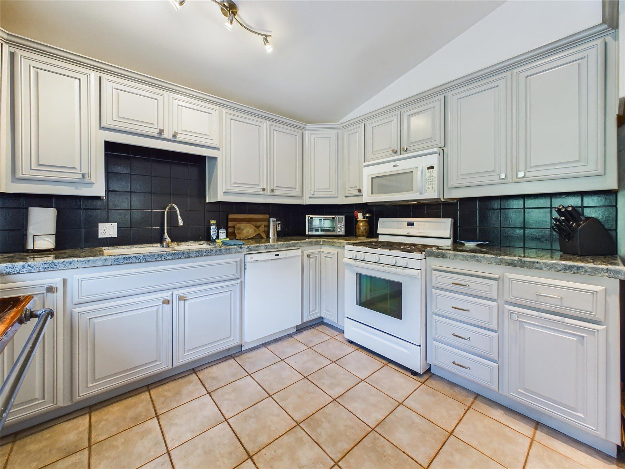 865 Beach Road Whitethorn, CA 95589 - Photo 22 of 60