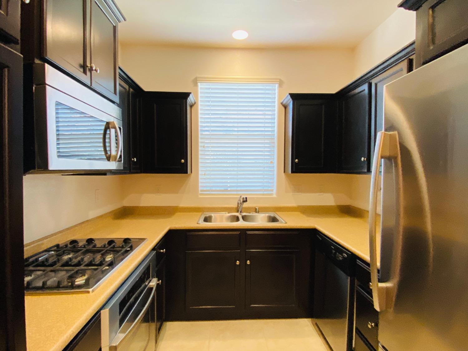 1507 North Strada Way Clovis, CA 93619 - Photo 12 of 32