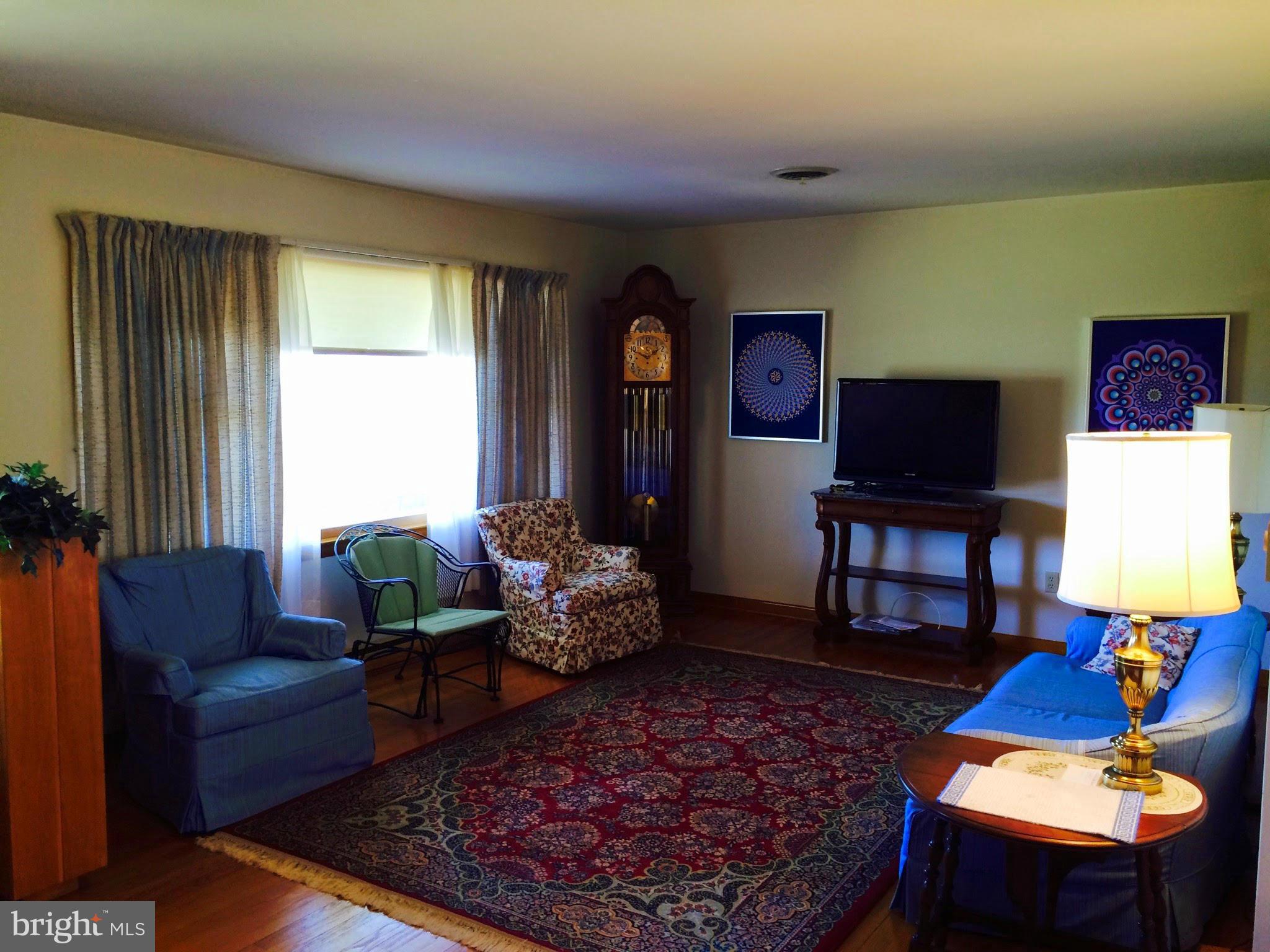 24401 Hipsley Mill Road Gaithersburg, MD 20882 - Photo 3 of 8 Living Room