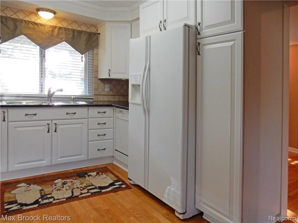 7047 Springridge Road West Bloomfield, MI 48322 - Photo 9 of 32
