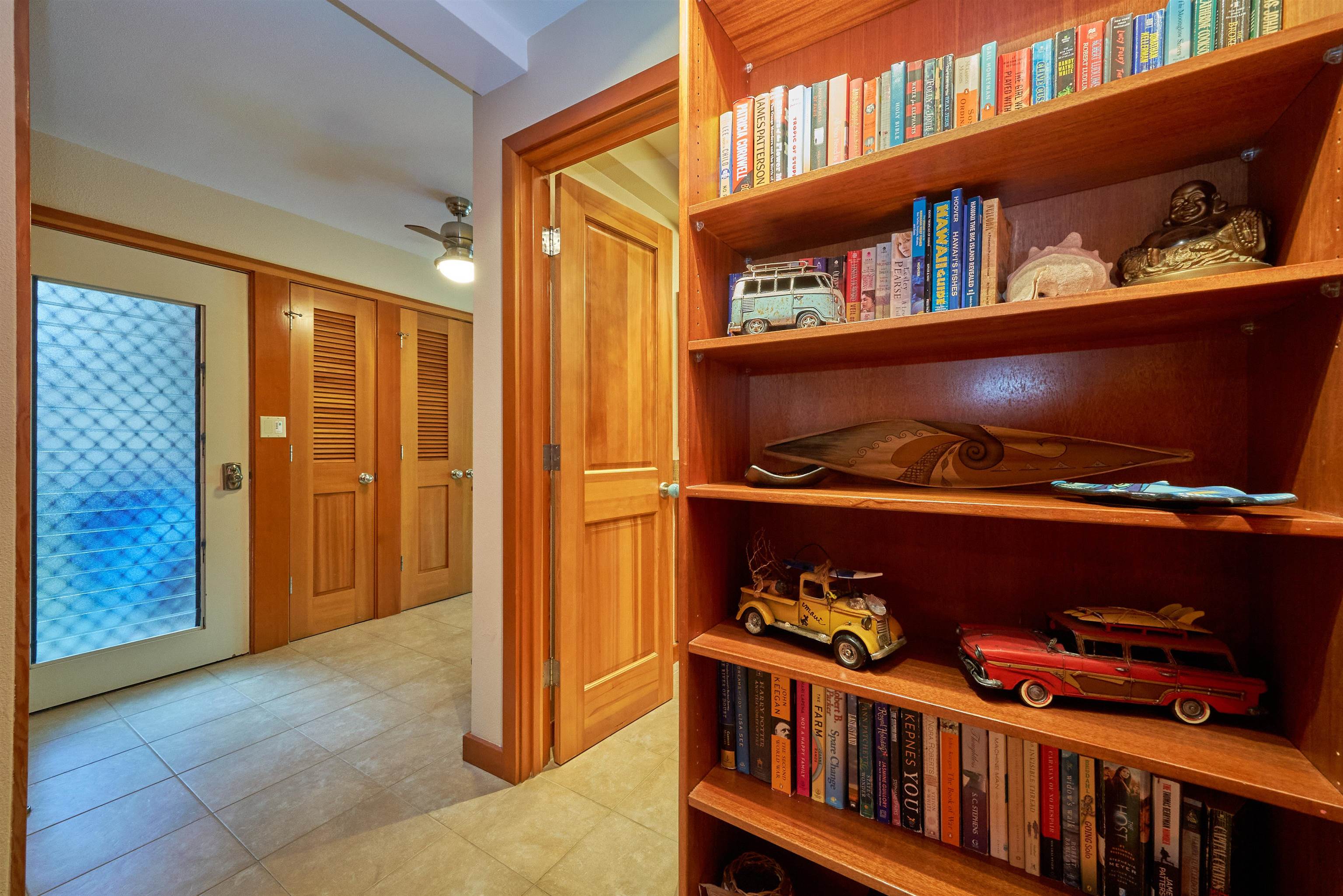 2994 South Kihei Road, Unit 203 Kihei, HI 96753 - Photo 18 of 28 a room with lots of books and a baby crib