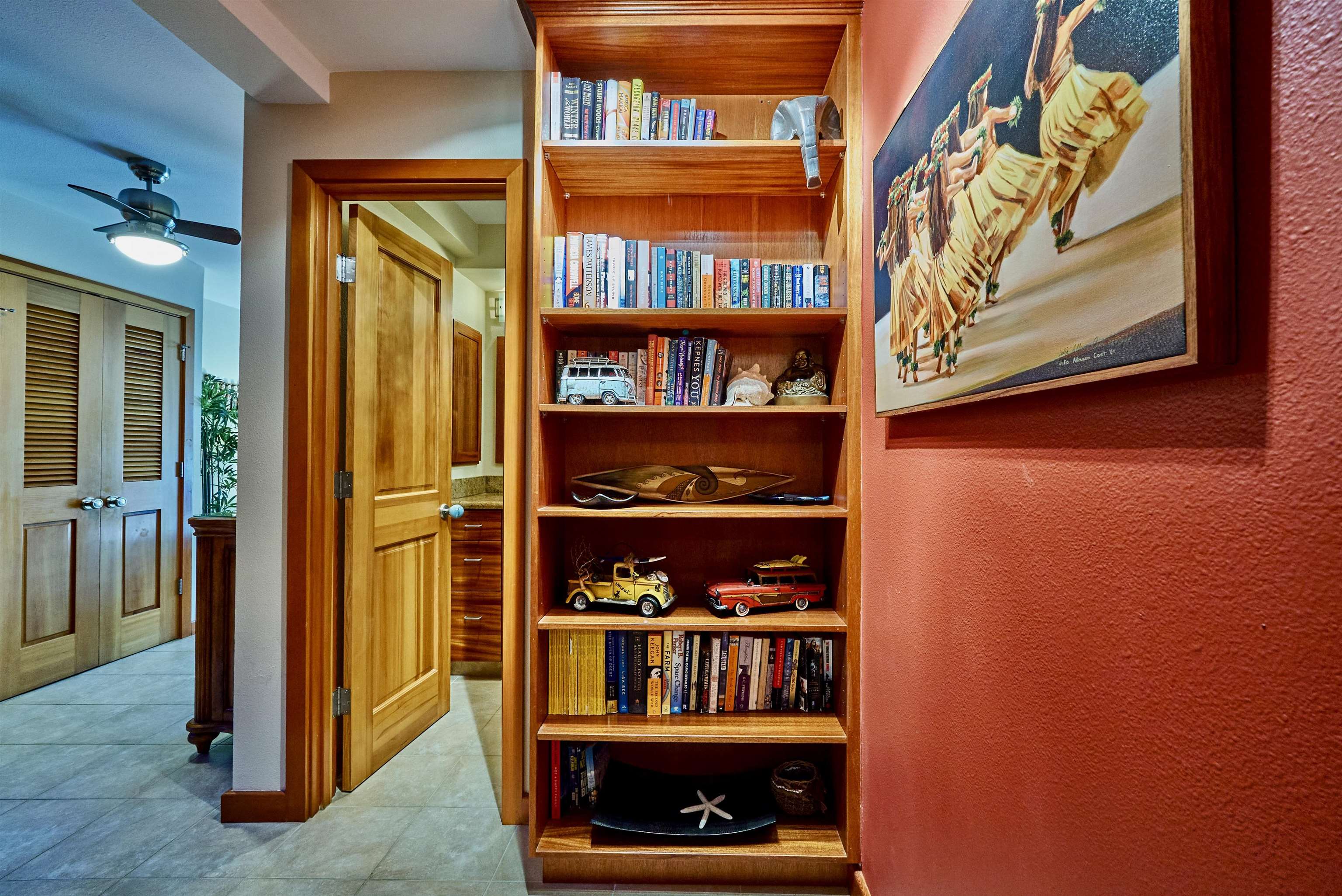 2994 South Kihei Road, Unit 203 Kihei, HI 96753 - Photo 19 of 28 a shelf with books and knick knacks on it