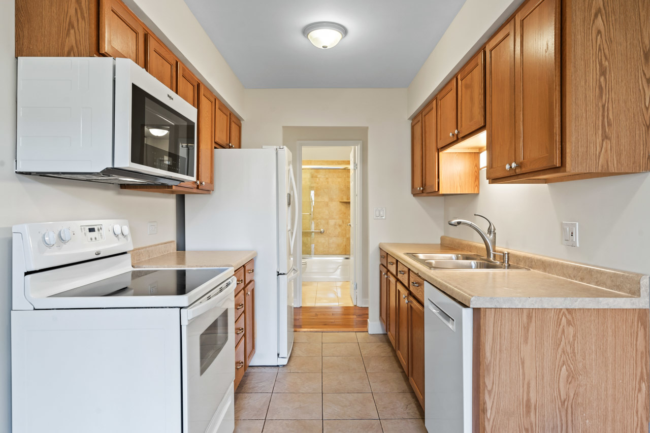 502 West Huntington Commons Road, Unit 137 Mount Prospect, IL 60056 - Photo 13 of 29 Gallery Image 13