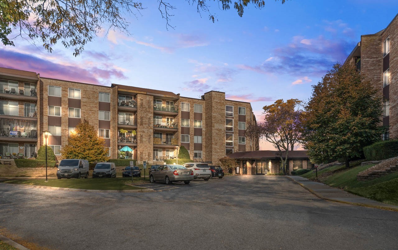 502 West Huntington Commons Road, Unit 137 Mount Prospect, IL 60056 - Photo 2 of 29 Gallery Image 2