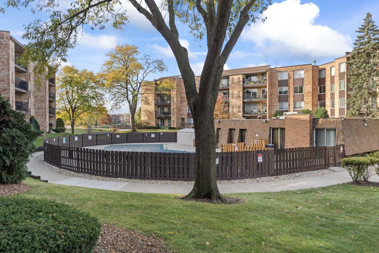 502 West Huntington Commons Road, Unit 137 Mount Prospect, IL 60056 - Photo 23 of 29 Gallery Image 23