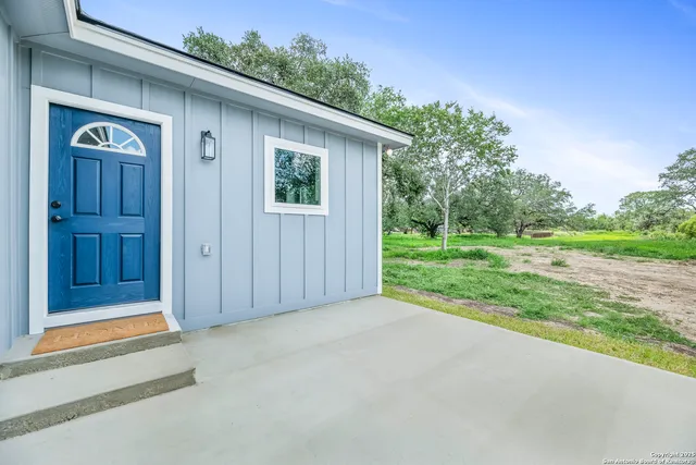 a view of a house with backyard and garden