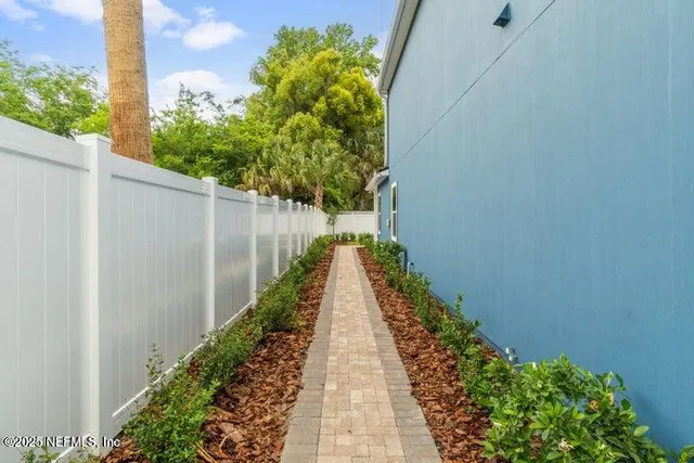 a view of a pathway with house on both side