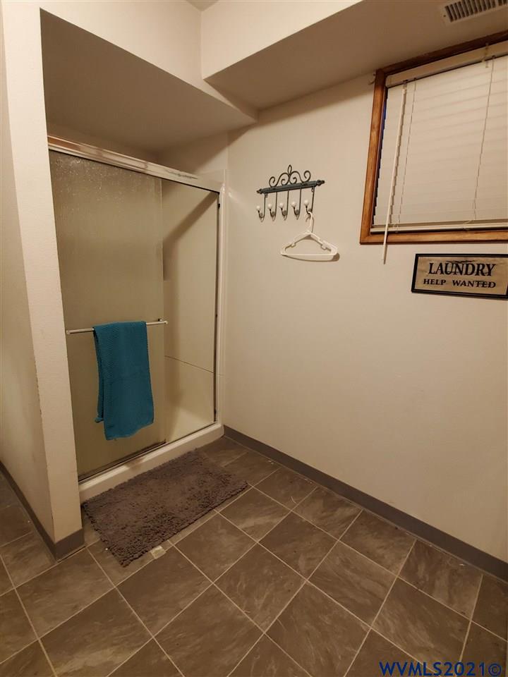 231 Northwest Reed Lane Dallas, OR 97338 - Photo 24 of 41 a view of an empty room