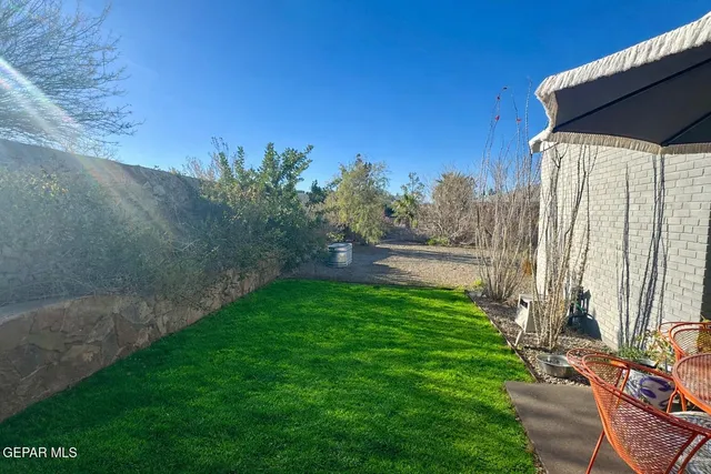 a view of a backyard with pathway