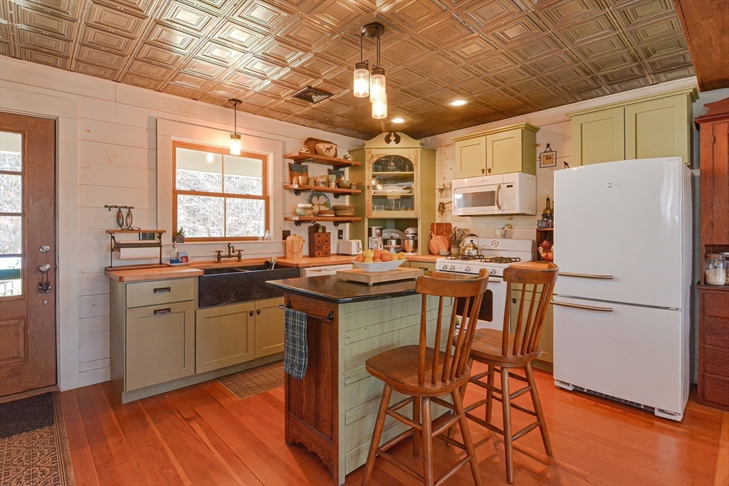 67 Wawela Pk Road Webster, MA 01570 - Photo 3 of 42 Gallery Image 3