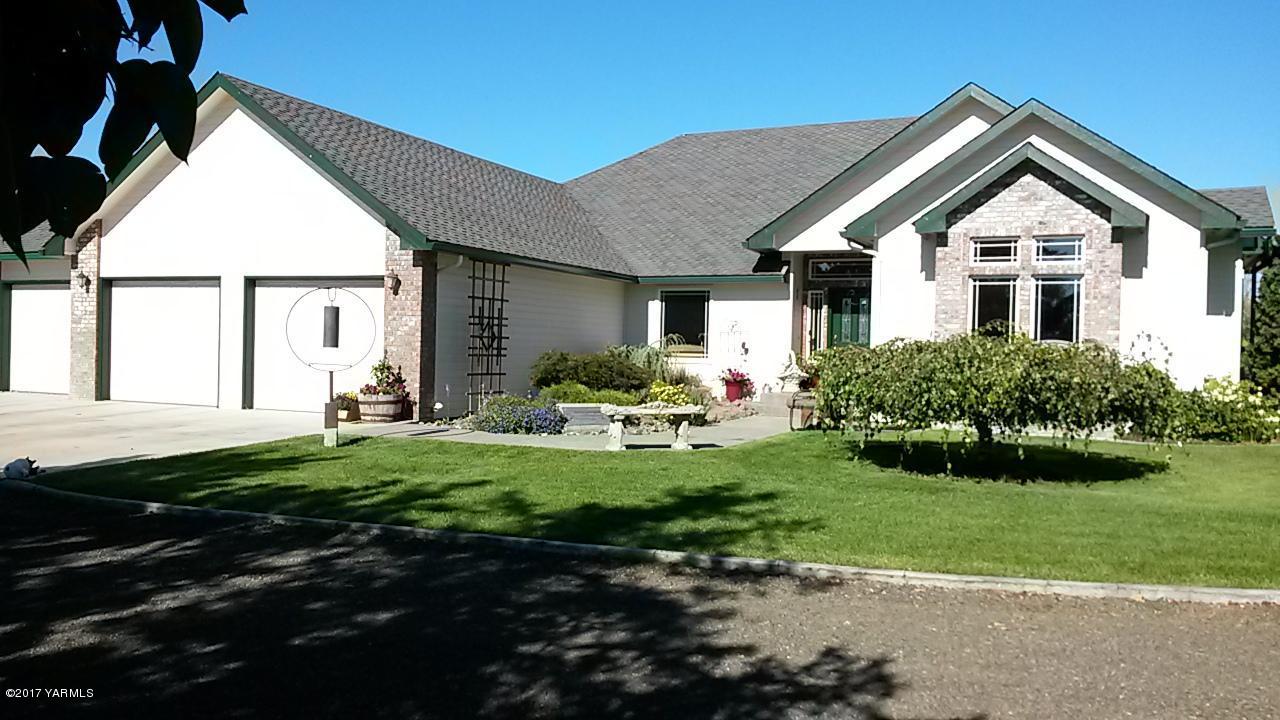 340 West Huntzinger Road Selah, WA 98942 - Photo 1 of 74 a front view of a house with a yard