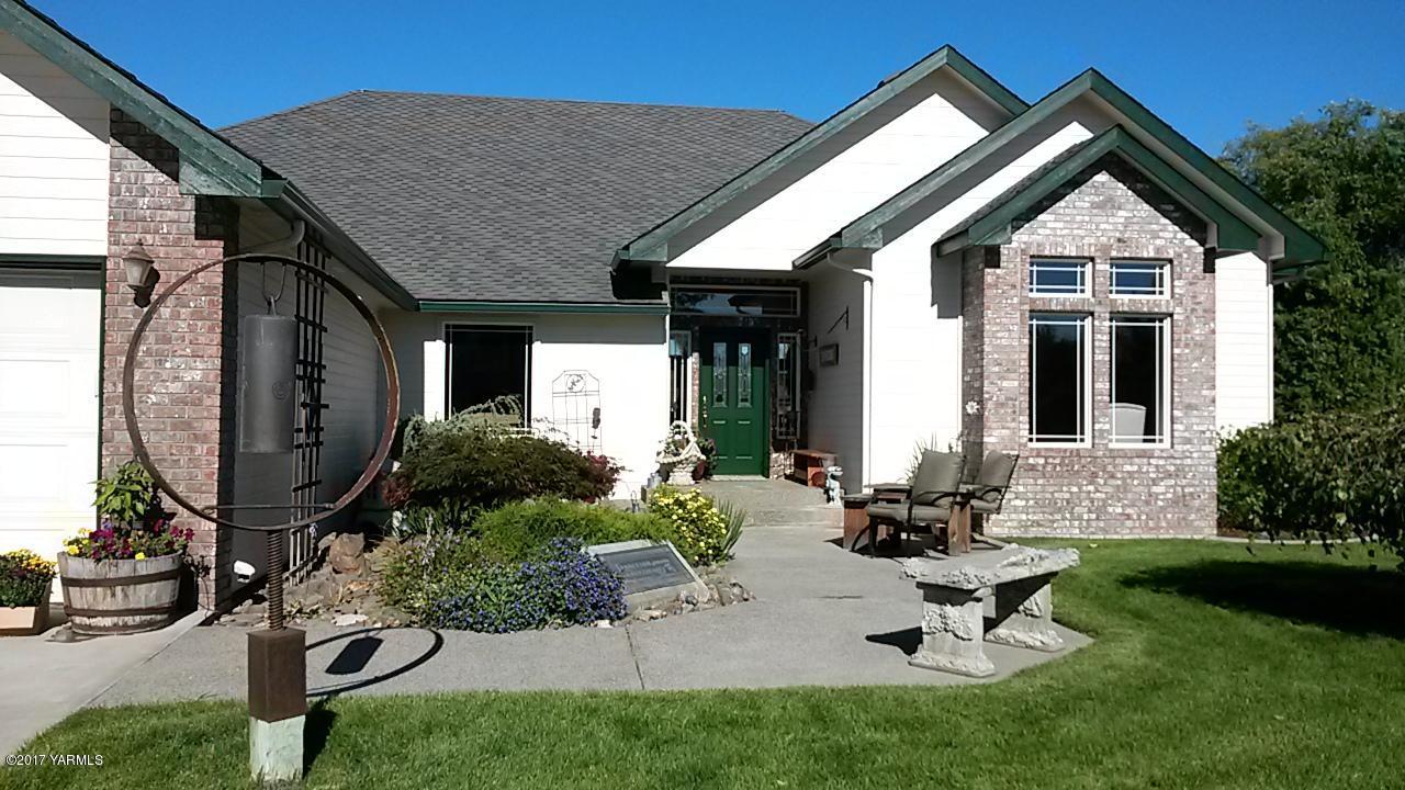 340 West Huntzinger Road Selah, WA 98942 - Photo 2 of 74 a front view of a house with garden