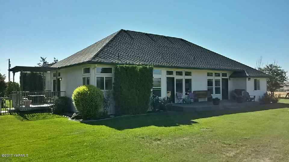 340 West Huntzinger Road Selah, WA 98942 - Photo 11 of 74 front view of a house with a yard