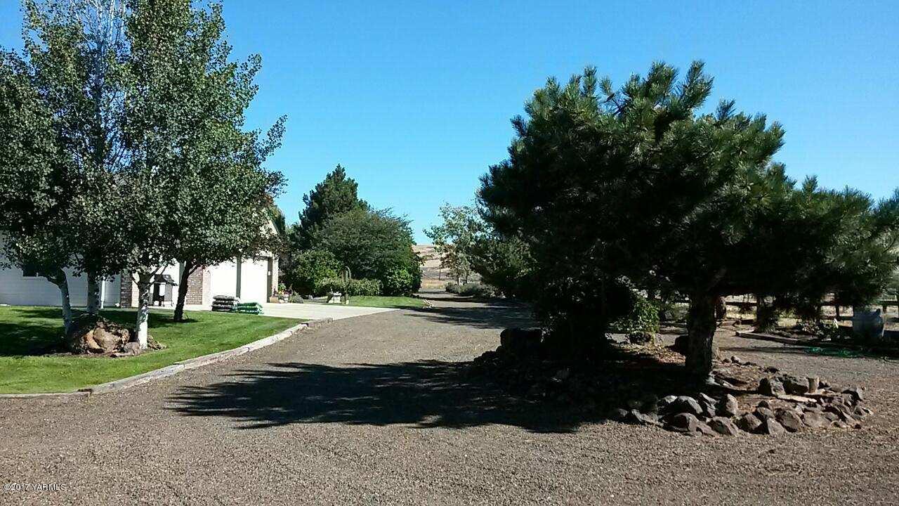 340 West Huntzinger Road Selah, WA 98942 - Photo 13 of 74 Circular drive