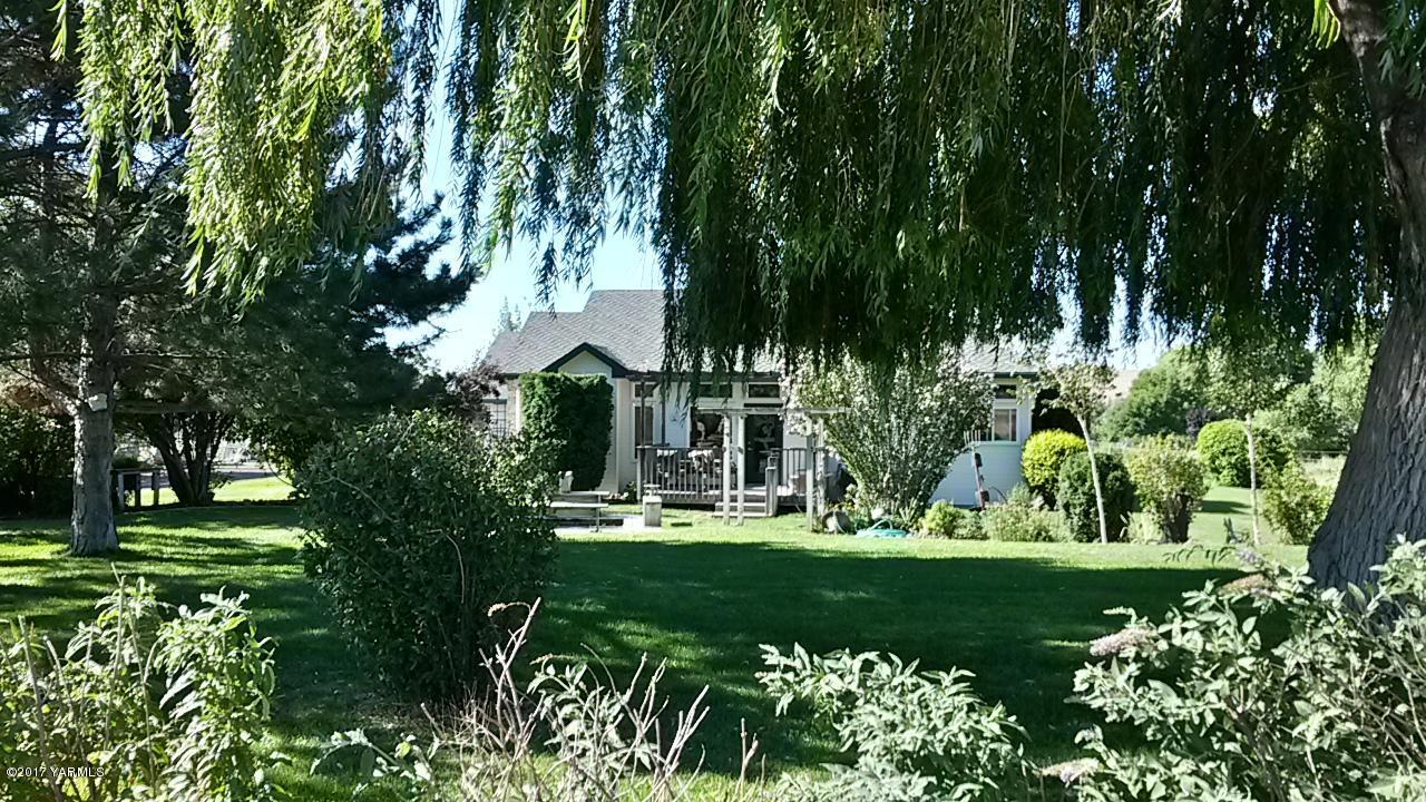 340 West Huntzinger Road Selah, WA 98942 - Photo 14 of 74 a view of a park with large trees