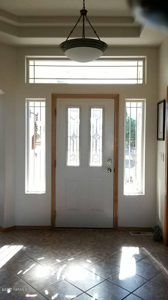 340 West Huntzinger Road Selah, WA 98942 - Photo 17 of 74 an empty room that has a window