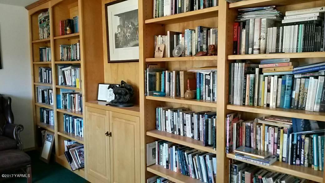 340 West Huntzinger Road Selah, WA 98942 - Photo 19 of 74 a view of a book shelf with a book shelf