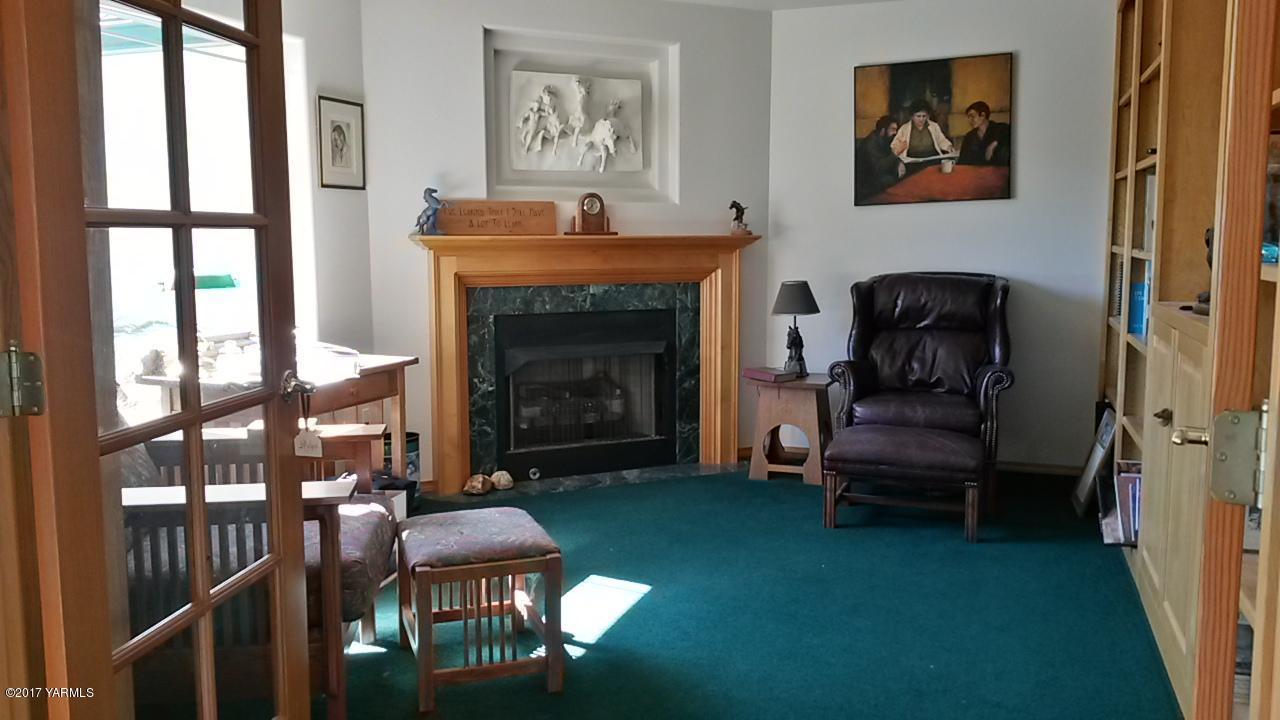 340 West Huntzinger Road Selah, WA 98942 - Photo 20 of 74 a living room with furniture and a fireplace